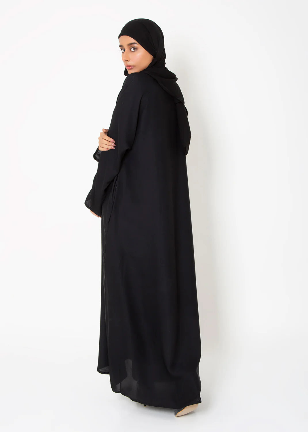 Classic Elegance – Simple Black Abaya